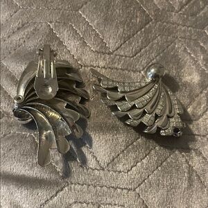 “Silvering Cascade” vintage Silver tone Fan-Shaped Clip-On Earrings